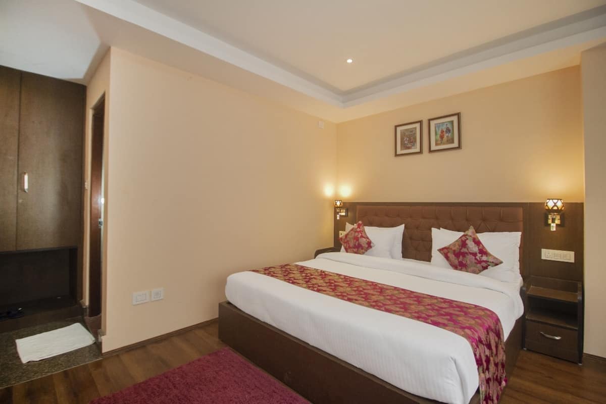 Deluxe Double Room | Free WiFi, bed sheets