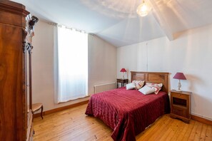 3 chambres, fer et planche à repasser, Wi-Fi, draps fournis