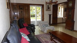 TV, fireplace - In One Wing of a Former Manor House (Créon d'Armagnac)