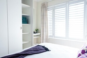 2 soverom, skrivebord, strykejern/-brett og wi-fi (inkludert)