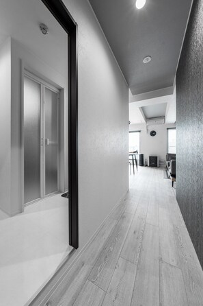 Vòi sen/bồn tắm kết hợp, đồ dùng nhà tắm miễn phí, máy sấy tóc 