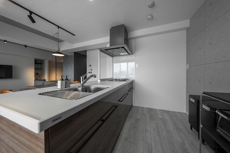 Refrigerador, microondas, placa de cocina, tostadora