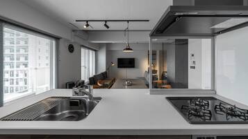 Réfrigérateur, micro-ondes, plaque de cuisson, grille-pain