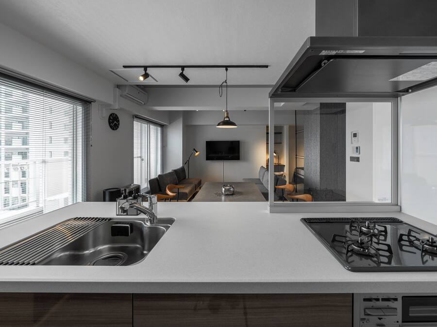 Lemari es, microwave, kompor, dan ketel listrik