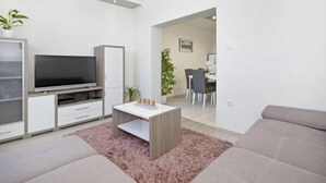 아파트 (Three Bedroom Apartment With Terrace) | 거실