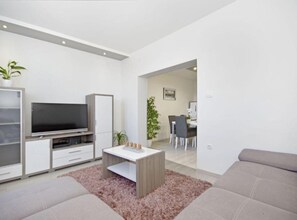 아파트 (Three Bedroom Apartment With Terrace) | 거실 | 디지털 채널 시청이 가능한 32인치 평면 TV