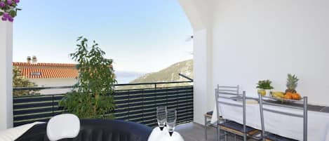 Apartment (Three Bedroom Apartment With Terrace) | Esszimmer