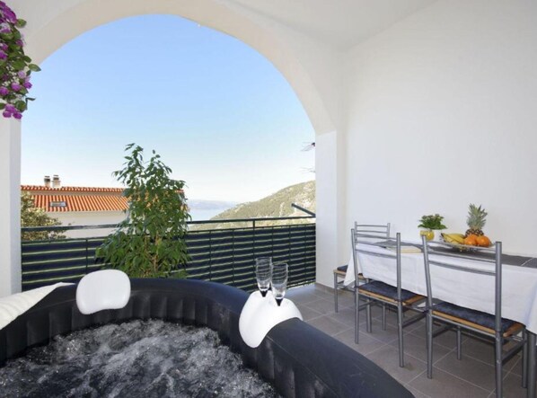 Apartment (Three Bedroom Apartment With Terrace) | Dining room