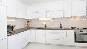 아파트 (Three Bedroom Apartment With Terrace) | 전용 주방