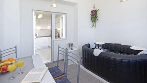 아파트 (Three Bedroom Apartment With Terrace) | 다이닝룸