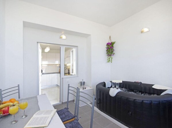 Apartment (Three Bedroom Apartment With Terrace) | Dining room