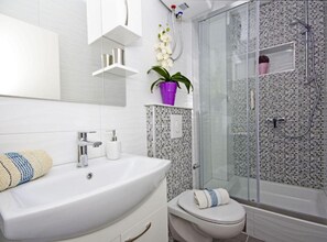 Apartment (Three Bedroom Apartment With Terrace) | Bathroom