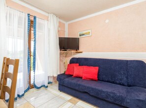 公寓 (One Bedroom Apartment With Terrace (A) | 客厅 | 32-英寸纯平电视（配备有线频道）