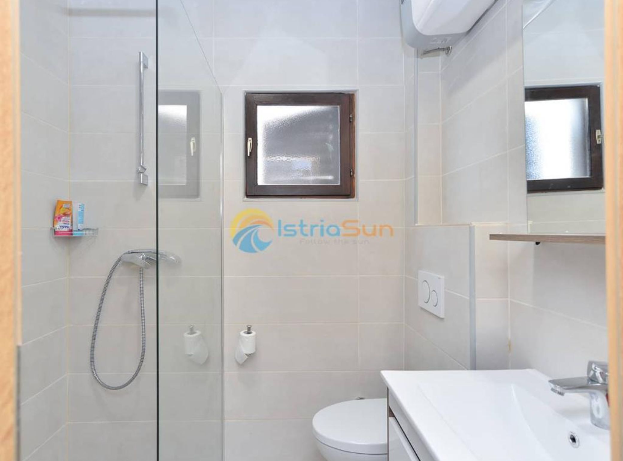 Apartment (One Bedroom Apartment With Terrace (A) | Bathroom | Shower, towels