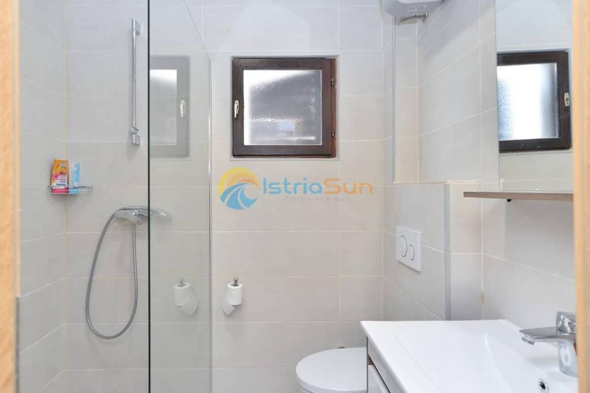 Apartment (One Bedroom Apartment With Terrace (A) | Bathroom | Shower, towels