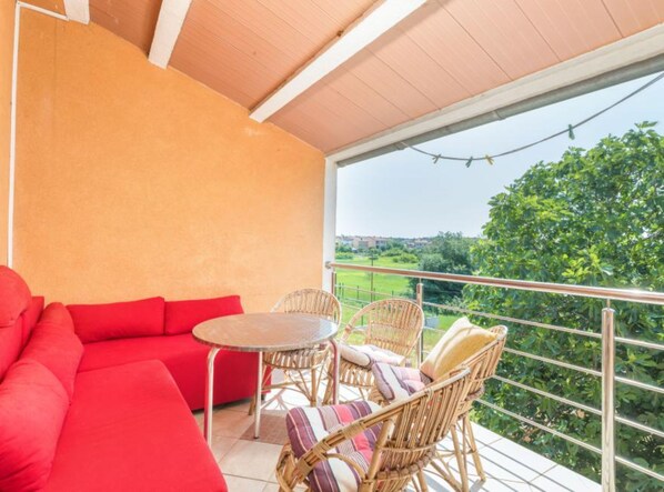 Căn hộ (One Bedroom Apartment With Terrace (A) | Ban công