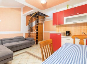 公寓 (One Bedroom Apartment With Terrace (A) | 客廳 | 32-吋平面電視，提供有線頻道
