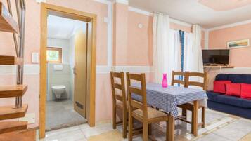 Apartment (One Bedroom Apartment With Terrace (A) | Wohnzimmer | 32-Zoll-Flachbildfernseher mit Kabelempfang