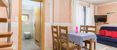 Appartement (One Bedroom Apartment With Terrace (A) | Woonkamer | Een 32-inch flatscreentelevisie met kabelzenders