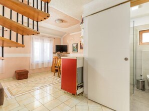 公寓 (One Bedroom Apartment With Terrace (A) | 客厅 | 32-英寸纯平电视（配备有线频道）