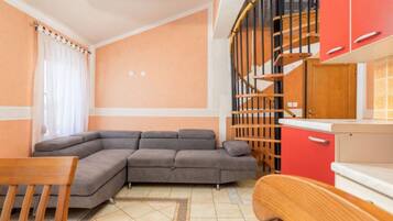 Apartment (One Bedroom Apartment With Terrace (A) | Wohnzimmer | 32-Zoll-Flachbildfernseher mit Kabelempfang