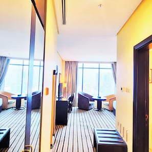 Habitació doble Deluxe, vistes al mar | Sala d'estar | Televisor LCD de 42 polzades amb canals per cable