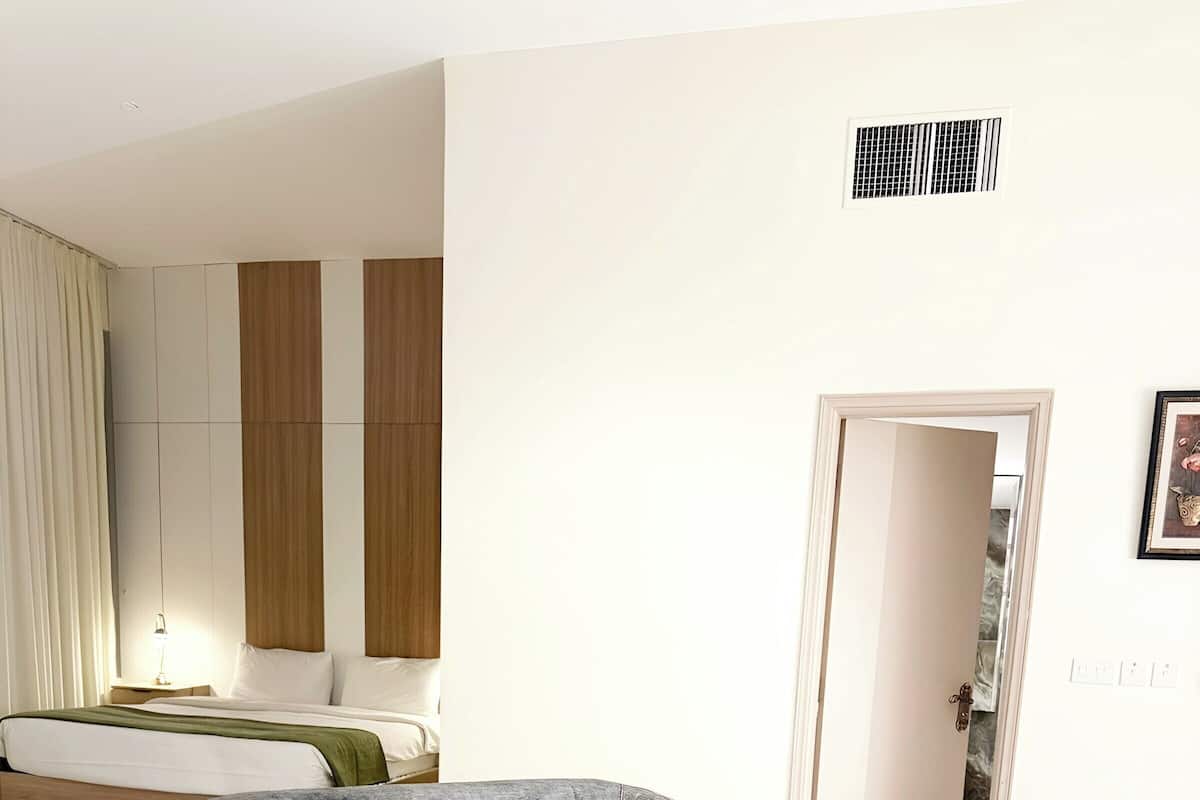 Caja de seguridad en la habitación y escritorio