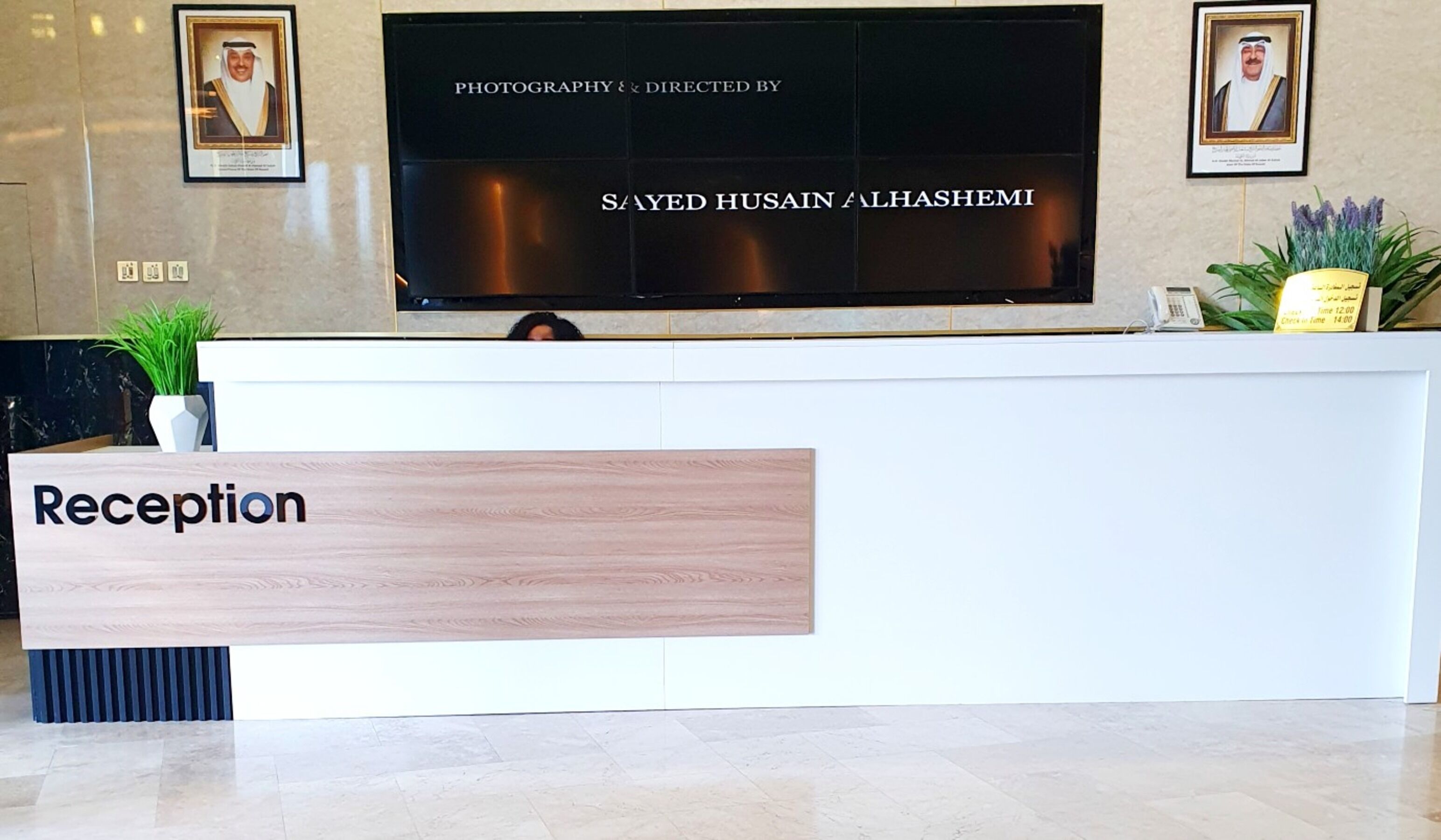 Ein Empfangstresen mit einem Schild, auf dem 'Reception' steht.