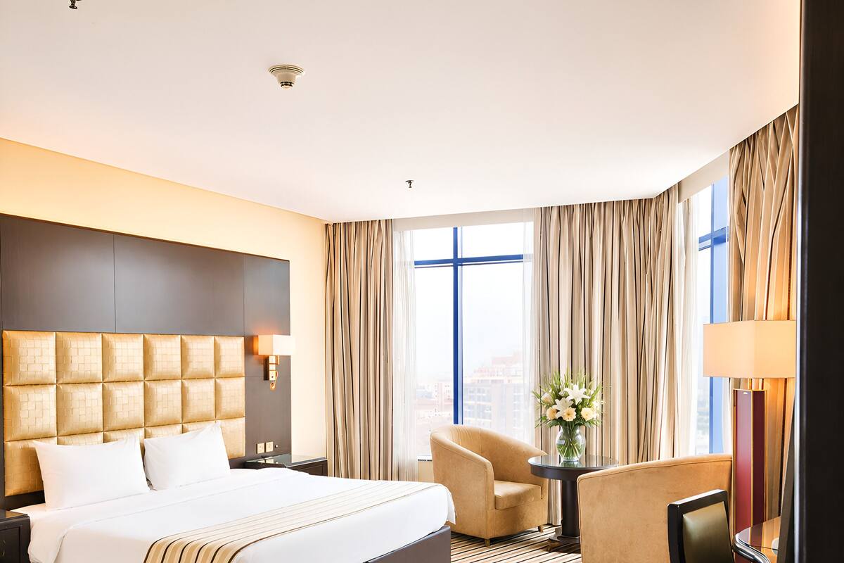 Executive Suite, Sea View | In-room safe, desk, laptop workspace, blackout drapes