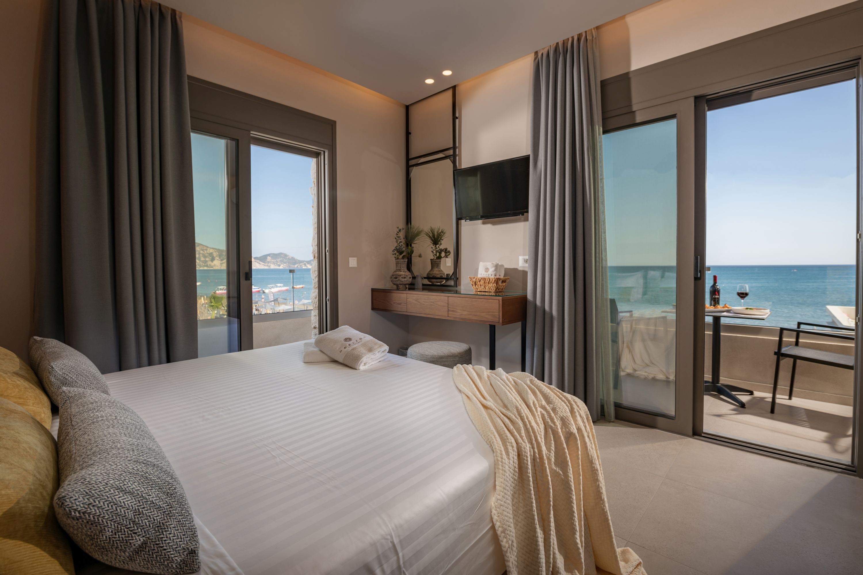 Habitación Deluxe, balcón, vista a la playa | Caja de seguridad en la habitación y tabla de planchar con plancha 