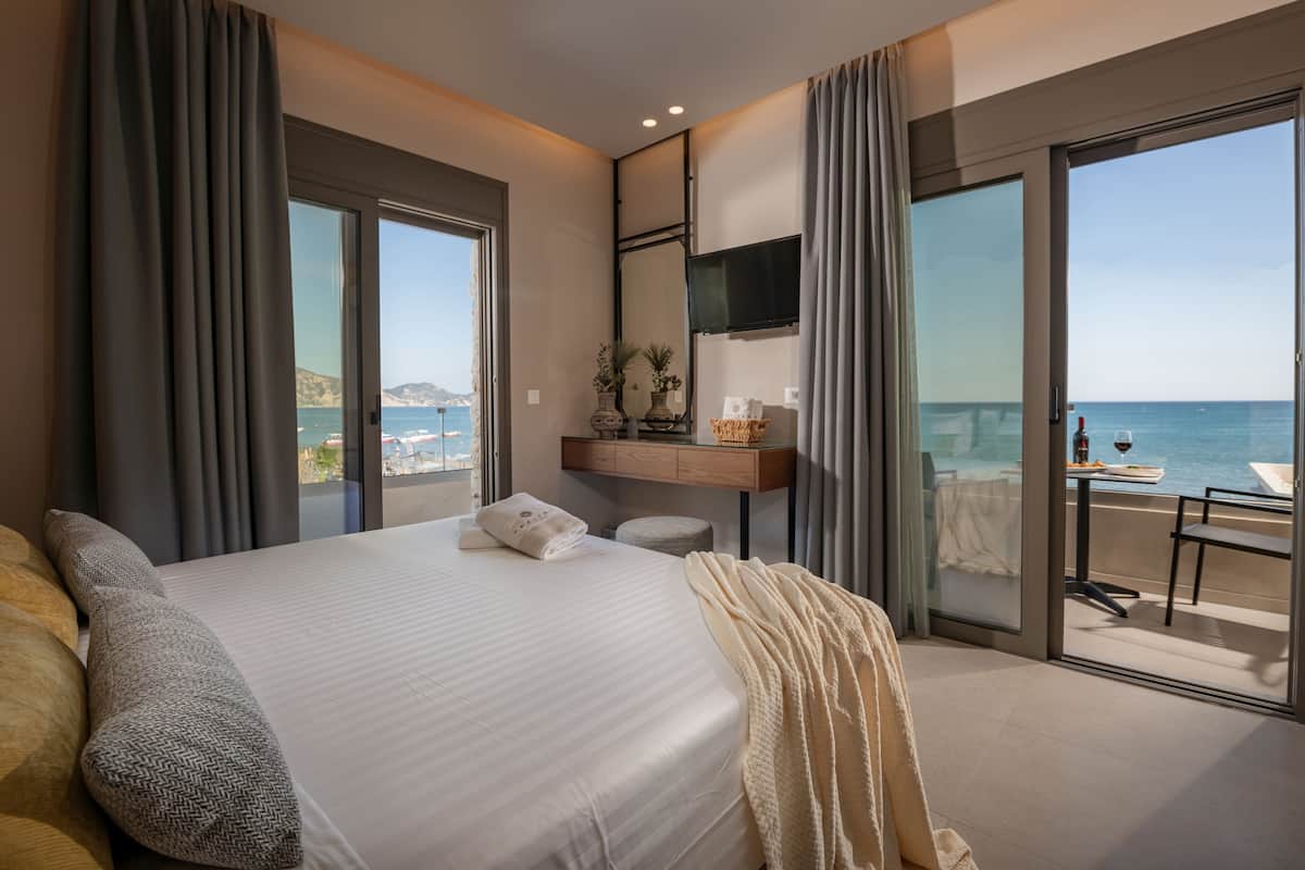 Kamar Deluks, balkon, pemandangan pantai | Brankas, setrika/meja setrika, dan Wi-Fi gratis