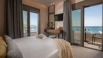 Deluxe kamer, balkon, uitzicht op het strand | Een kluis op de kamer, een strijkplank/strijkijzer, gratis wifi