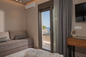 Caja de seguridad en la habitación y tabla de planchar con plancha 