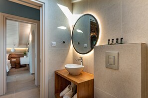 Apartamento luxo, sacada, vista para o mar | Ferros/tábuas de passar roupa, Wi-Fi de cortesia