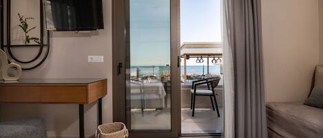 Honeymoon kamer, uitzicht op het strand | Een kluis op de kamer, een strijkplank/strijkijzer, gratis wifi