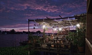 Outdoor dining - Baan GoLite Ko Kret (Pak Kret)