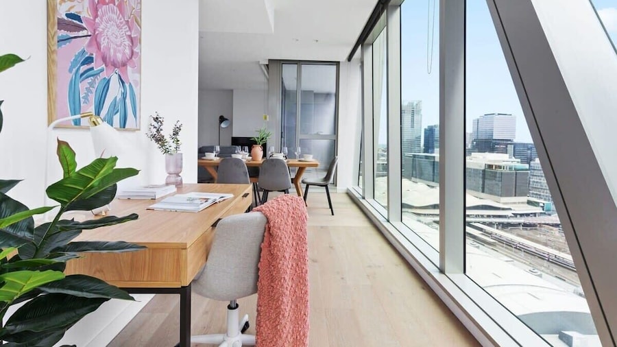 A Stylish 3BR Apt With Harbour Views, Free Parking