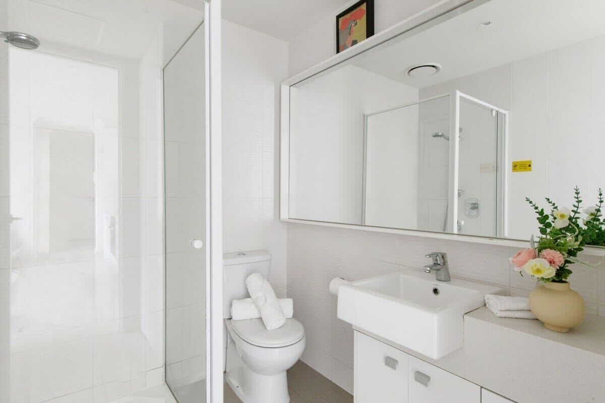 Un baño moderno con inodoro, lavabo y ducha.