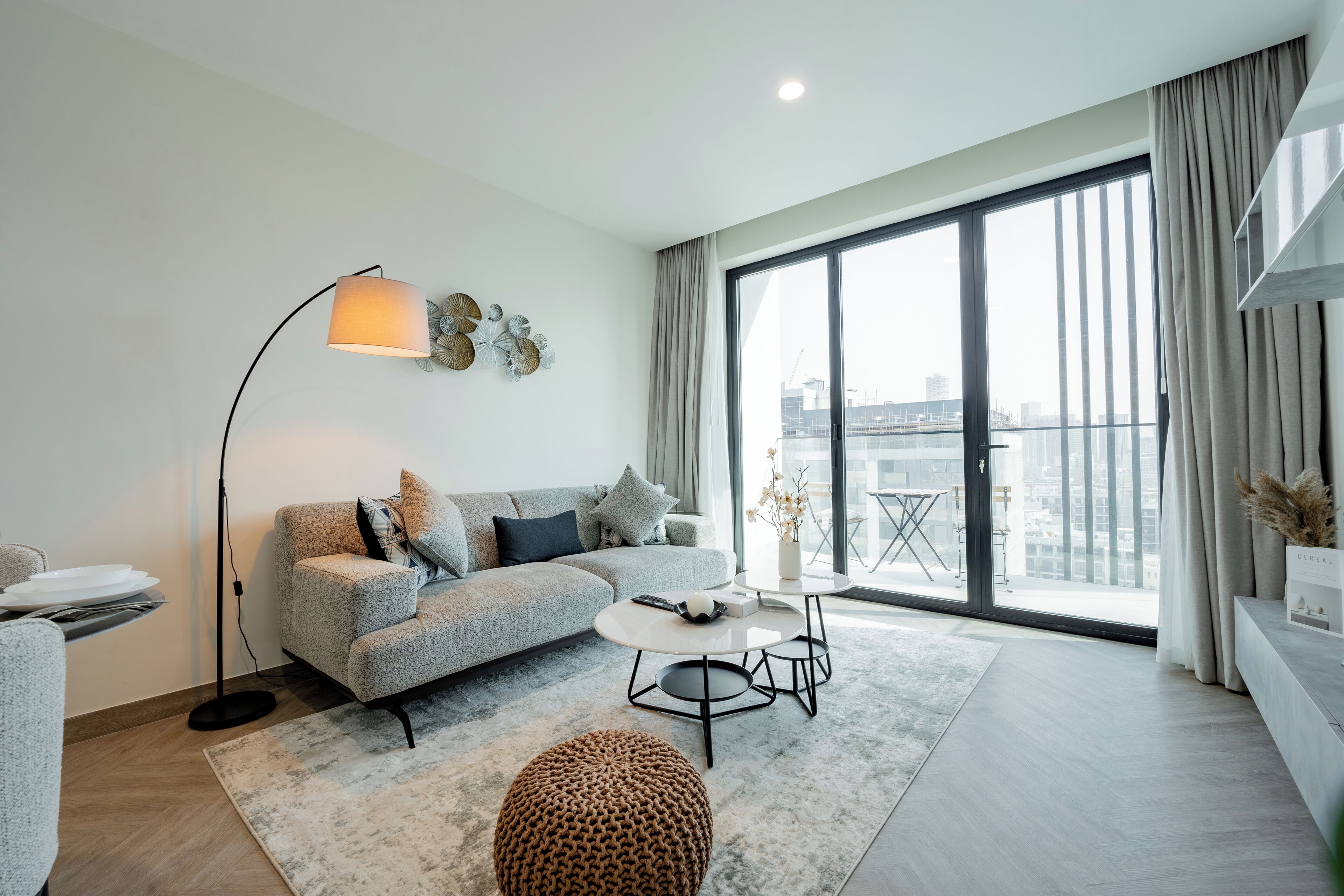 Deluxe-lejlighed - balkon - byudsigt | Opholdsområde | 55-tommers smart-tv med digitale kanaler