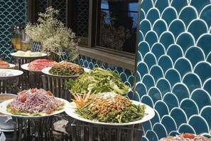 Un buffet proposant divers plats disposés sur des tables.