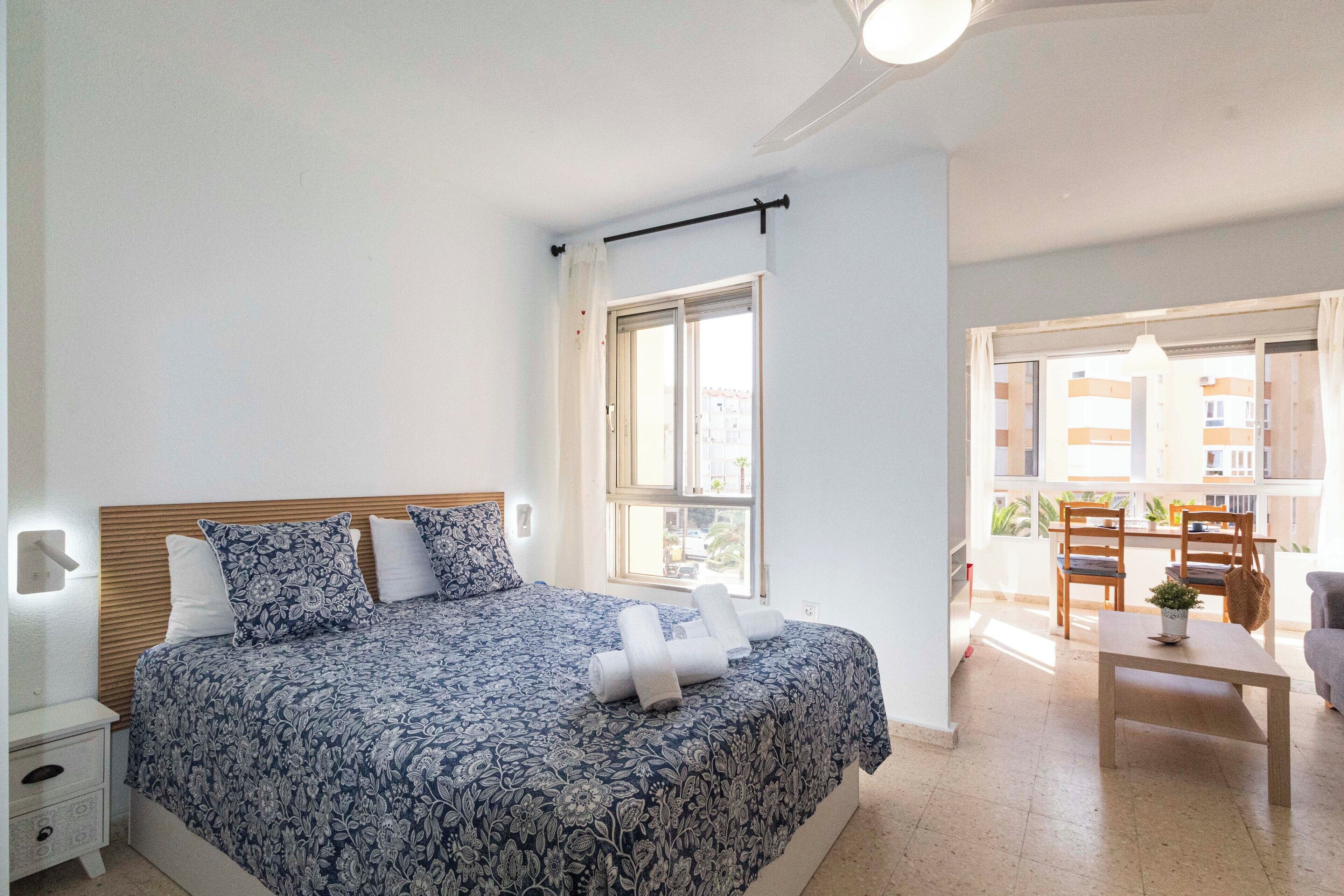 1 habitación, tabla de planchar con plancha, wifi gratis y ropa de cama 