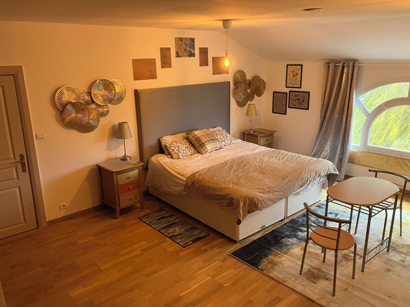 Quarto casal superior, vista para o jardim | Wi-Fi de cortesia