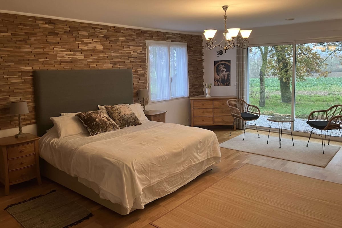 Wood | Premium bedding, cribs (free), WiFi (free), individually decorated