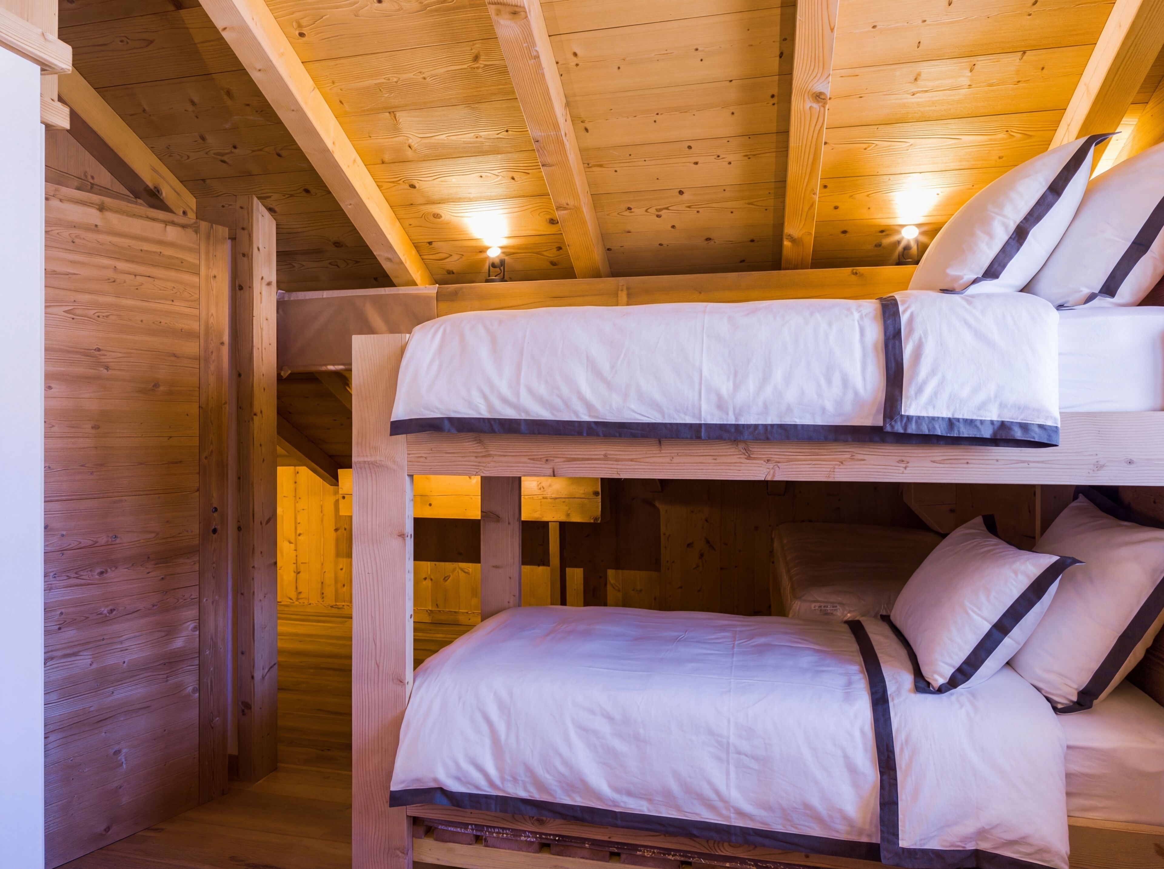 6 slaapkamers, een strijkplank/strijkijzer, reisbedje, gratis wifi