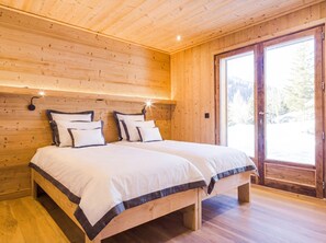 6 bedrooms, iron/ironing board, travel crib, free WiFi - Chalet Isatis newly constructed luxury chalet, proximity to pistes Montgenevre (Montgenèvre)