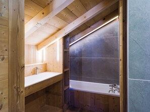 Sèche-cheveux, serviettes fournies, savon, papier toilette