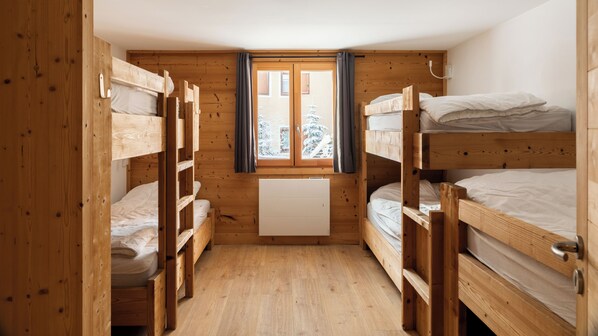 6 chambres, fer et planche à repasser, lit parapluie, Wi-Fi gratuit