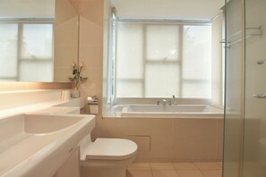Apartment (3 Bedrooms) | Interior - Pet Friendly, 3BR Apt KL, Bathtub & Parking (Kuala Lumpur)