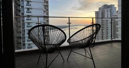 Comfy 3BR Apt in Danga Bay, Free Parking, Sea View