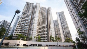 Un immeuble résidentiel de grande hauteur doté de nombreux balcons, d’un toit plat et d’une architecture moderne.